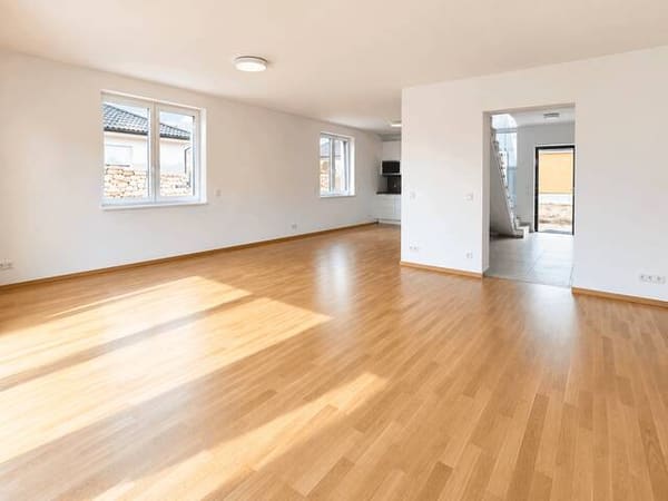 Immobilie in Deutsch-Wagram - EINZIEHEN & WOHLFÜHLEN | Modernes Einfamilienhaus mit Küche, großem Eigengarten & 2 Stellplätzen - Bild 4