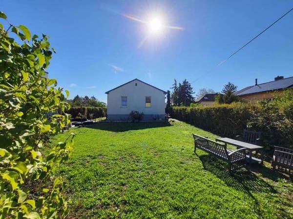 Immobilie in Leobendorf - Ein 3 Zi-Bungalow auf einem gepachteten Grundstück, mit einem Kachelofen, einem vollwertigen Keller und einem zusätzlichen Raum, der als Flur genutzt werden kann. - Bild 0