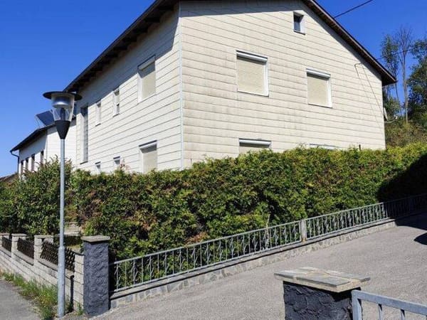 Immobilie in Ansfelden - Leistbares Grundstück mit zweigeschossigem Wohnhaus in Ansfelden. - Bild 1