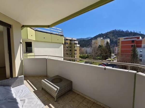 Immobilie in Kapfenberg - Sonnige 4-Zimmer-Wohnung mit Balkon, Kamin & Tiefgaragenplatz - Bild 2