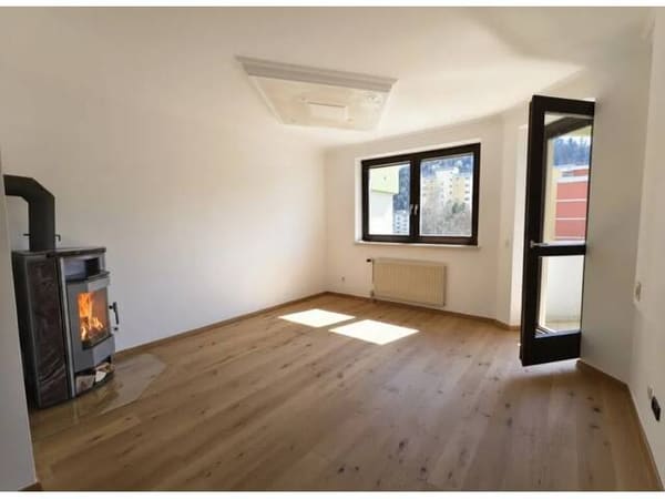 Immobilie in Kapfenberg - Sonnige 4-Zimmer-Wohnung mit Balkon, Kamin & Tiefgaragenplatz - Bild 4