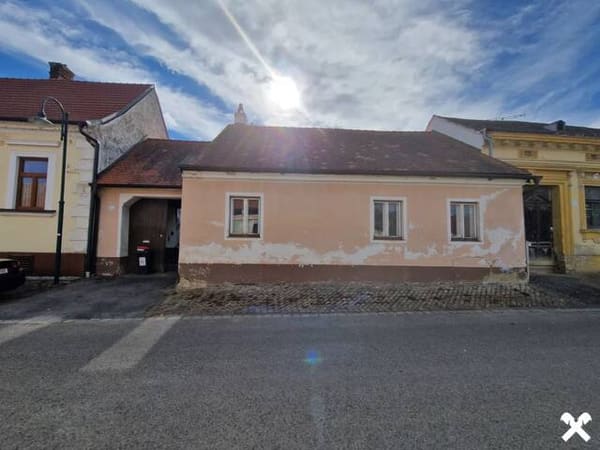 Immobilie in Großmeiseldorf - LIEBEVOLLES, SANIERUNGSBEDÜRFTIGES LANDHAUS IN GRÜNRUHELAGE MIT GESCHLOSSENEM INNENHOF UND HERRLICHEM GARTEN MIT ALTBAUMBESTAND - Bild 4
