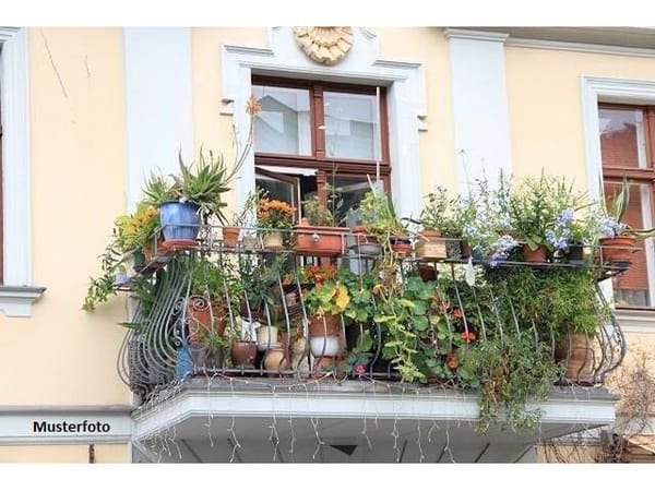 Immobilie in Markt Hartmannsdorf - Moderne Wohnung mit großzügigem Balkon, Klimaanlage und Pkw-Stellplatz - Bild 0