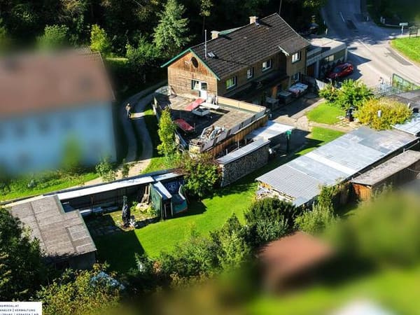 Immobilie in Riedegg - Liebhaber-Immobilie mit Seltenheitswert: Großes Grundstück mit Haus direkt unterhalb Schloss Riedegg - Bild 0