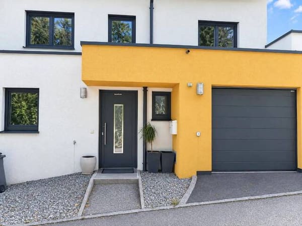Immobilie in Kirchschlag bei Linz - Neuwertiges Reihenhaus mit Garten, Terrasse und Garage in Kirchschlag - Bild 1