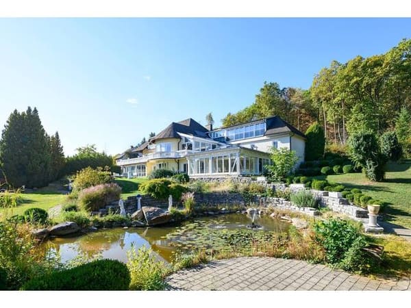 Immobilie in Bad Sauerbrunn - Wohnen mit weitem Horizont: Villa in Aussichtslage mit Wellnessbereich und Parkgarten - Bild 0