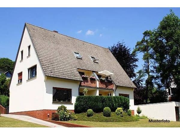 Immobilie in Gleisdorf - Zweifamilienhaus mit zwei Wohneinheiten, sanierter Wohnung und Nebengebäude - Bild 0