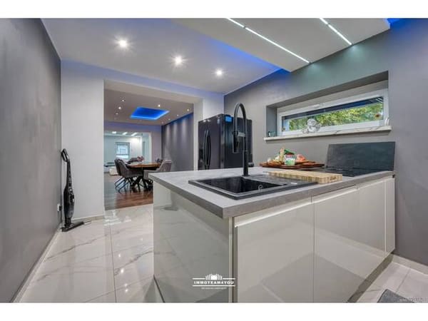 Immobilie in Vöcklamarkt - Exklusiver Wohntraum im Zentrum von Vöcklamarkt: 5 Zimmer, 2 Terrassen und ein kleiner Eigengarten - Bild 2