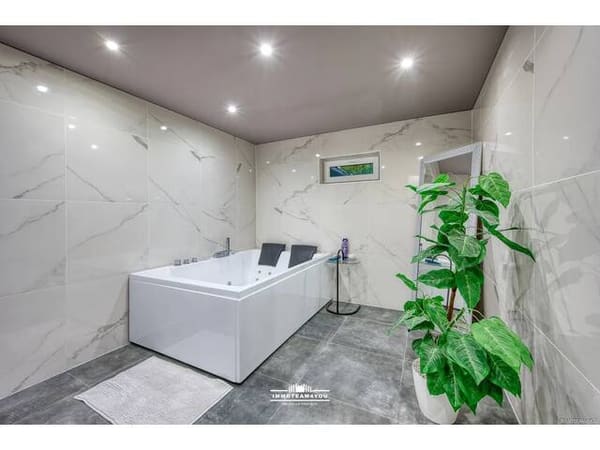 Immobilie in Vöcklamarkt - Exklusiver Wohntraum im Zentrum von Vöcklamarkt: 5 Zimmer, 2 Terrassen und ein kleiner Eigengarten - Bild 4
