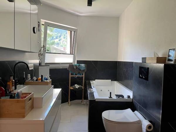 Immobilie in Bad Hofgastein - EXKLUSIV WOHNEN im ZENTRUM von Bad Hofgastein. Generalsanierter Hausanteil mit wunderschönen Terrassengarten. Alle wichtigen Plätze und Einrichtungen wie Alpentherme, Kurpark und Zentrumskern sind zu Fuß in wenigen Gehminuten erreichbar. - Bild 4