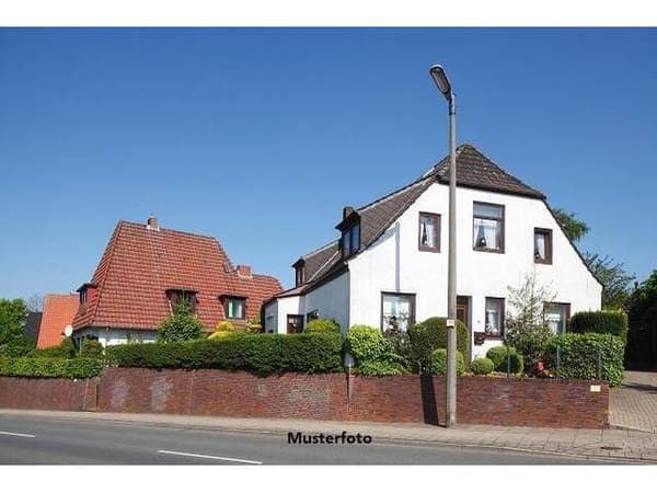 Immobilie in Rosenau - Viel Platz für zwei Familien: Zweifamilienhaus mit Terrasse, Balkonen & Garage - Bild 0