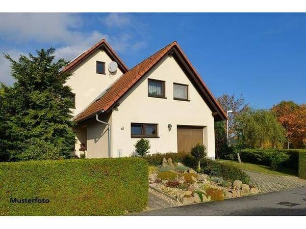 Immobilie in Rosenau - Viel Platz für zwei Familien: Zweifamilienhaus mit Terrasse, Balkonen & Garage - Bild 0