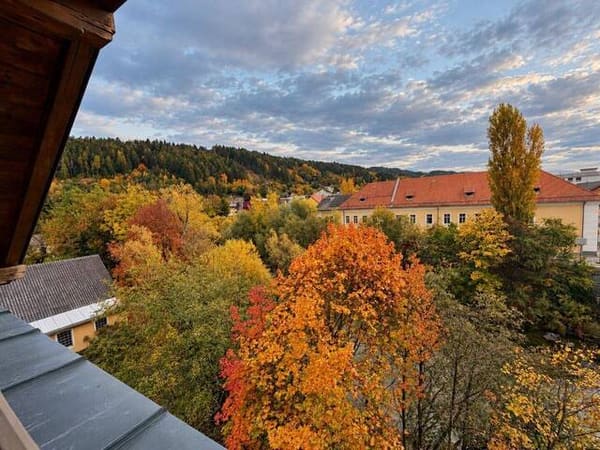 Immobilie in Spittal an der Drau - GROSSZÜGIGE DACHGESCHOSSWOHNUNG MIT LOGGIA UND SCHÖNEM AUSBLICK – ZENTRAL GELEGEN IN SPITTAL, DIREKT NEBEN DER FACHHOCHSCHULE! - Bild 0