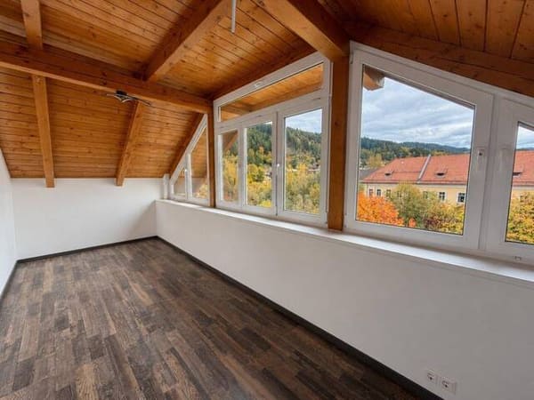 Immobilie in Spittal an der Drau - GROSSZÜGIGE DACHGESCHOSSWOHNUNG MIT LOGGIA UND SCHÖNEM AUSBLICK – ZENTRAL GELEGEN IN SPITTAL, DIREKT NEBEN DER FACHHOCHSCHULE! - Bild 1