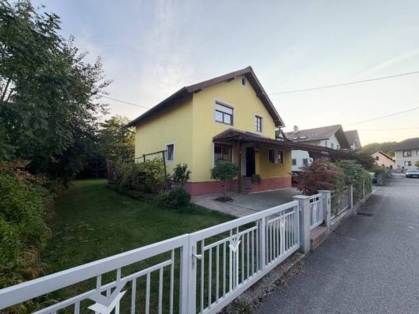 Immobilie in Seewalchen am Attersee - Großzügiges Einfamilienhaus in Toplage nahe dem Attersee - mit Sauna und Whirlpool - Bild 1