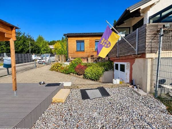 Immobilie in Wiesmath - MODERNISIERT! WINTERGARTEN! POOL! Charmantes Einfamilienhaus in Wiesmath mit Photovoltaikanlage und gemütlichem Garten - ideal zum Wohlfühlen! - Bild 1