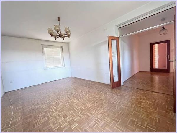 Immobilie in Feldbach - Geräumige Wohnung mit Wohnzimmer, Balkon, 2 SZ, Küche, Bad, WC, Parkplatz, zentrumsnah und ruhig. - Bild 0