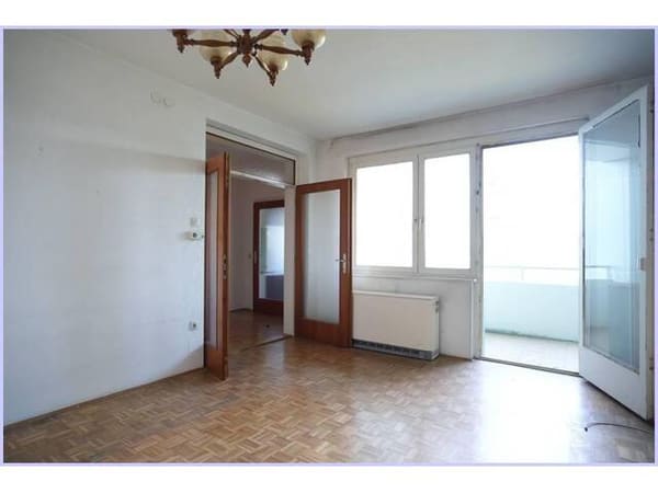 Immobilie in Feldbach - Geräumige Wohnung mit Wohnzimmer, Balkon, 2 SZ, Küche, Bad, WC, Parkplatz, zentrumsnah und ruhig. - Bild 1