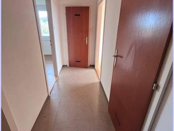 Immobilie in Feldbach - Geräumige Wohnung mit Wohnzimmer, Balkon, 2 SZ, Küche, Bad, WC, Parkplatz, zentrumsnah und ruhig. - Bild 2