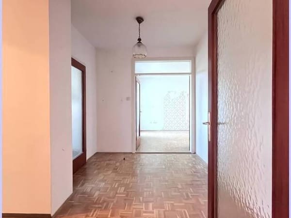 Immobilie in Feldbach - Geräumige Wohnung mit Wohnzimmer, Balkon, 2 SZ, Küche, Bad, WC, Parkplatz, zentrumsnah und ruhig. - Bild 3