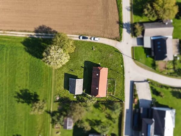 Immobilie in Traundorf - Ihr Haus. Ihr Garten. Ihre Ideen. - Haus mit Bergblick und viel Gestaltungspotenzial in Traundorf - Bild 0