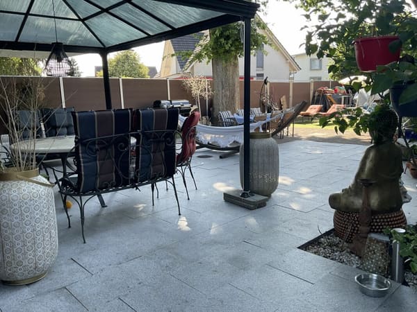 Immobilie in Gunzgen - Architektonische Meisterwerke: Zwei exklusive Rundhäuser in Top-Lage mit je 150m2 auf einem 902m2 Grundstück, ideal für eine grosse Familie oder Investoren. - Bild 2