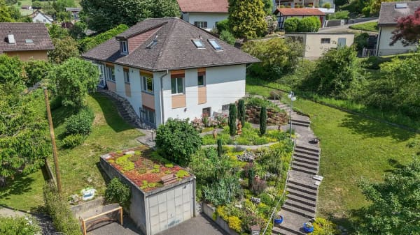 Immobilie in Laupersdorf - Ihr Rückzugsort mit Weitblick: Freistehendes 8.5-Zimmer-Einfamilienhaus mit Gartenidylle - Bild 0