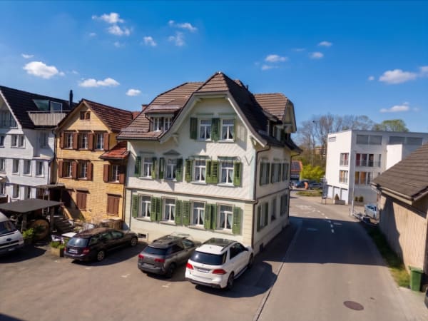 Immobilie in Flawil - Charmantes Eckhaus mit zwei Wohneinheiten - vielseitig nutzbar mit attraktiver Perspektive - Bild 0