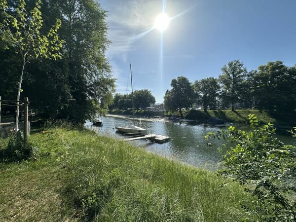 Immobilie in Yverdon-les-bains - IL OCCUPE TOUTE LA TOITURE DE L'IMMEUBLE ?VOTRE COCON SOUS LES TOITS FACE À LA THIELLE - Bild 1