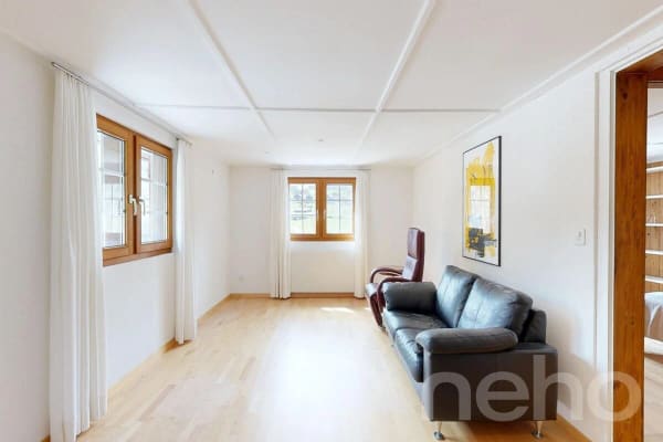 Immobilie in Uors - Grosszügige 7.5 Zimmer Wohnung mit Bündner Charme in Uors - Bild 1