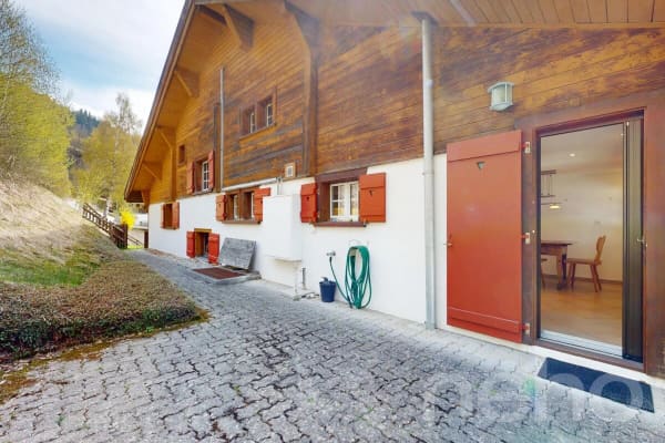 Immobilie in Uors - Grosszügige 7.5 Zimmer Wohnung mit Bündner Charme in Uors - Bild 11
