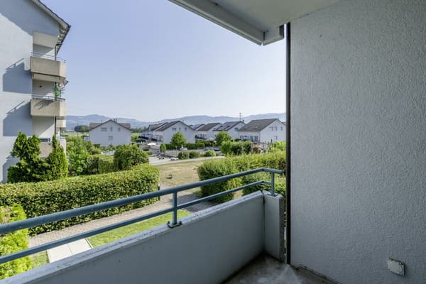 Immobilie in Buttikon Sz - Well-Maintained 3.5-Room Apartment with Two Balconies - Bild 3