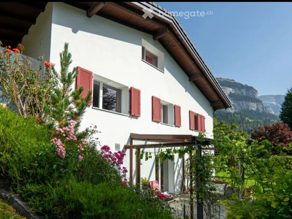 Immobilie in Flims Dorf - Charmantes 7.5-Zimmer-Einfamilienhaus in Flims Dorf mit herrlicher Aussicht - Bild 0