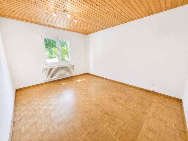 Immobilie in Kyburg-buchegg - Wohnen auf einem Boden - Freistehendes 5.5-Zimmer-Einfamilienhaus an idyllisch ruhiger Lage - Bild 2