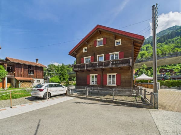 Immobilie in Jenaz - Charmantes Zweifamilienfamilienhaus mit Potenzial in Jenaz, GraubÃ¼nden - Bild 1