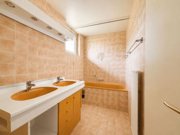 Immobilie in Corsier Ge - Villa contiguë entièrement à rafraichir située dans la commune résidentielle de Corsier - Bild 8