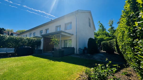Immobilie in Aesch Bl - Eck-Einfamilienhaus im Baurecht mit Garten, Hobbyraum und Einstellhallenplatz - Bild 0