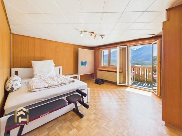 Immobilie in Varen - Charmante 4.5 ZWG mit toller Aussicht und viel Stauraum - Bild 2