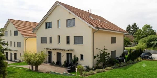 Immobilie in Brüttelen - 6.5 Zi Doppeleinfamilienhaus mit seperater 3.5 Zi Wohnung im DG - Bild 0
