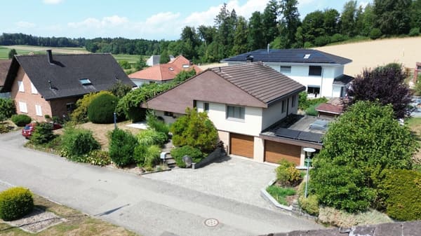 Immobilie in Rütschelen - Charmantes 4.5 Zimmer Einfamilienhaus mit liebevoll gestaltetem Garten - Bild 0