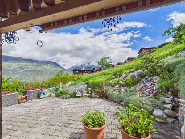 Immobilie in Ergisch - Charmantes Chalet mit Bauland und grosser Sommer-Loggia in Ergisch - Bild 1