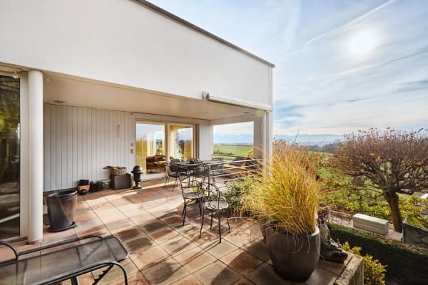 Immobilie in Grüt - Exklusives 5.5-Zimmer-Terrassenhaus mit Wellnessbereich und traumhafter Weitsicht - Bild 1