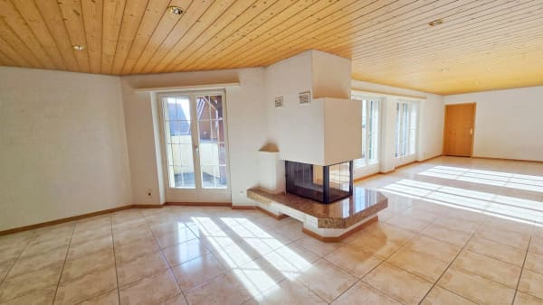 Immobilie in Lohn-ammannsegg - Wohnen wie im Einfamilienhaus - grosse 4 ½-Zimmer-Dachwohnung mit eigenem Eingang, Keller und Garten - Bild 1