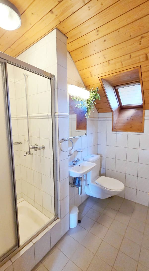 Immobilie in Lohn-ammannsegg - Wohnen wie im Einfamilienhaus - grosse 4 ½-Zimmer-Dachwohnung mit eigenem Eingang, Keller und Garten - Bild 10