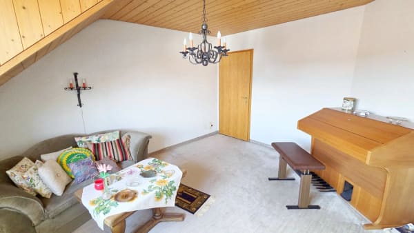 Immobilie in Lohn-ammannsegg - Wohnen wie im Einfamilienhaus - grosse 4 ½-Zimmer-Dachwohnung mit eigenem Eingang, Keller und Garten - Bild 14
