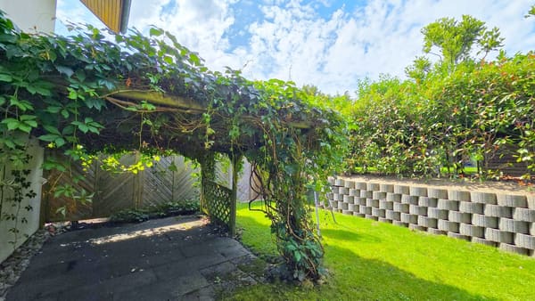 Immobilie in Lohn-ammannsegg - Wohnen wie im Einfamilienhaus - grosse 4 ½-Zimmer-Dachwohnung mit eigenem Eingang, Keller und Garten - Bild 2