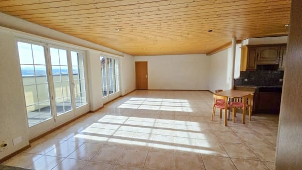 Immobilie in Lohn-ammannsegg - Wohnen wie im Einfamilienhaus - grosse 4 ½-Zimmer-Dachwohnung mit eigenem Eingang, Keller und Garten - Bild 5