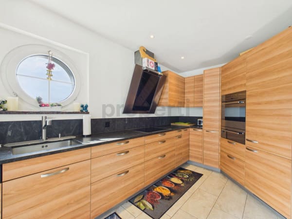 Immobilie in Fläsch - Traumhafte 4.5-Zimmer-Wohnung mit Wintergarten, Terrasse und Weitblick in Fläsch - Bild 3