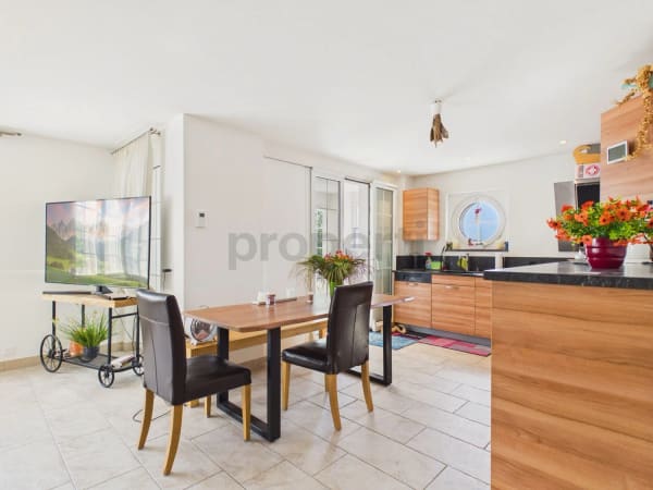 Immobilie in Fläsch - Traumhafte 4.5-Zimmer-Wohnung mit Wintergarten, Terrasse und Weitblick in Fläsch - Bild 4