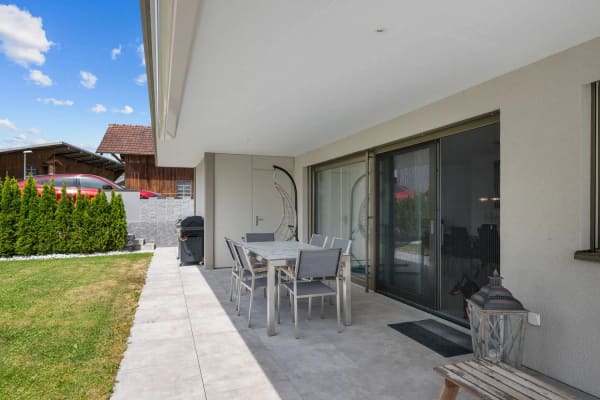 Immobilie in Niederhelfenschwil - Gartenliebhaber aufgepasst - neuwertige 3.5-Zimmerwohnung mit Blick ins Grüne - Bild 0